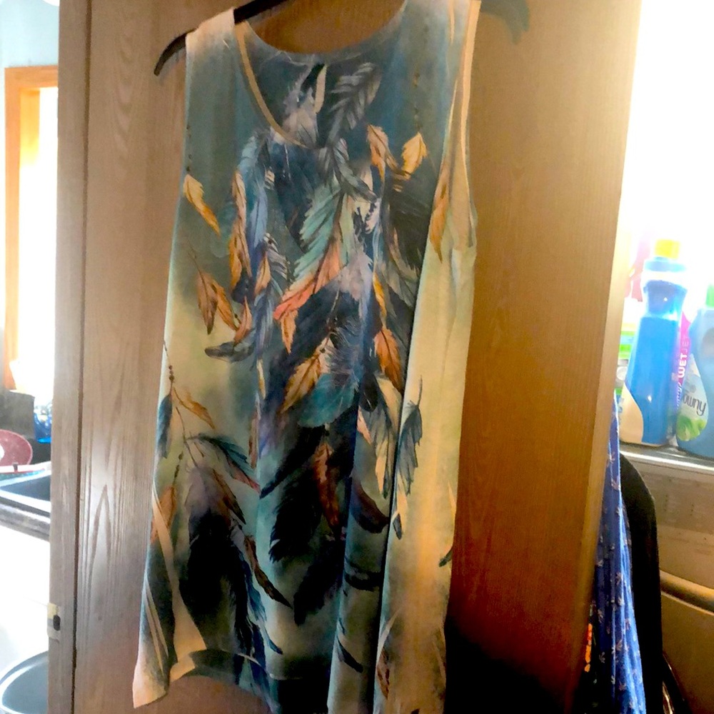 Pretty feather tank